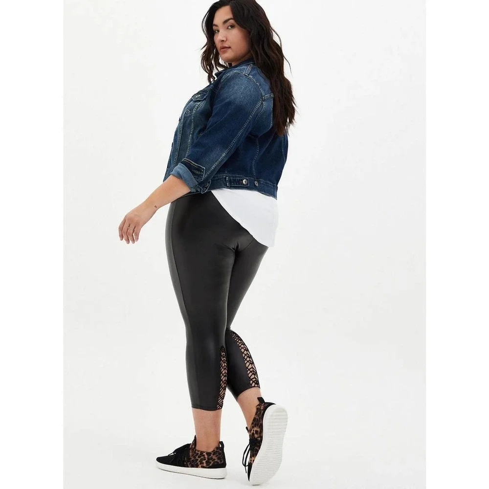 ✨2/$20 Torrid Crop Platinum Legging Coated Ponte Macrame Back Black Size 4 4X - Picture 1 of 11